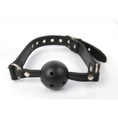 Пластиковый шар-кляп черного цвета на регулируемых ремешках Пластиковый шар-кляп черного цвета на регулируемых ремешках