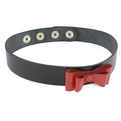 Чёрный кожаный ошейник с красным лаковым бантом Чёрный кожаный ошейник с красным лаковым бантом