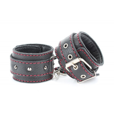 Черные оковы с шипами и контрастной строчкой Черные оковы с шипами и контрастной строчкой