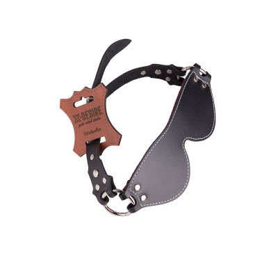 Маска из натуральной кожи с контрастной строчкой по краю Маска из натуральной кожи с контрастной строчкой по краю