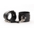 Черные кожаные наручники со сцепкой Черные кожаные наручники со сцепкой