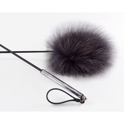 Стек с меховой хлопушкой и металлической рукоятью - 55 см. Стек с меховой хлопушкой и металлической рукоятью - 55 см.