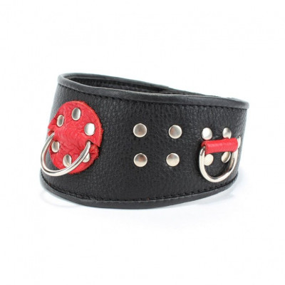 Кожаный ошейник с клепками и кольцами Кожаный ошейник с клепками и кольцами