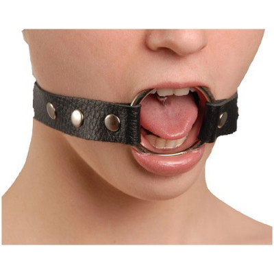 Кляп-кольцо на черных кожаных ремешках Кляп-кольцо на черных кожаных ремешках