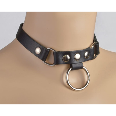 Черный чокер с клепками и кольцом Черный чокер с клепками и кольцом