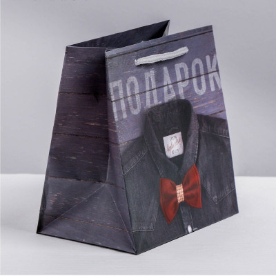 Ламинированный квадратный пакет Мужской стиль - 14 х 14 х 9 см. Ламинированный квадратный пакет Мужской стиль - 14 х 14 х 9 см.