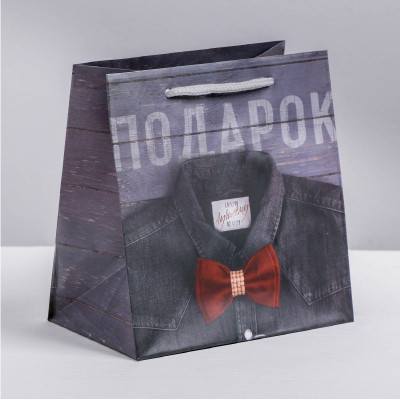 Ламинированный квадратный пакет Мужской стиль - 14 х 14 х 9 см. Ламинированный квадратный пакет Мужской стиль - 14 х 14 х 9 см.