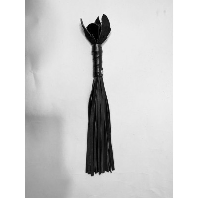 Черная кожаная плеть с лаковой розой в рукояти - 40 см. Черная кожаная плеть с лаковой розой в рукояти - 40 см.