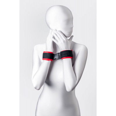 Красно-черные велюровые наручники Anonymo Красно-черные велюровые наручники Anonymo