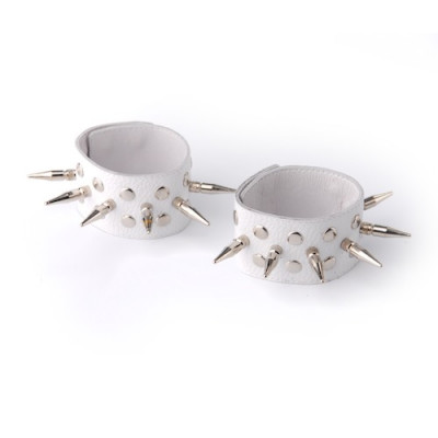 Белые кожаные напульсники с шипами и заклепками Белые кожаные напульсники с шипами и заклепками