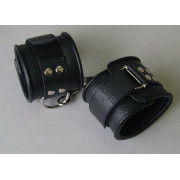 Чёрные кожаные наручники с ремешком с двумя карабинами