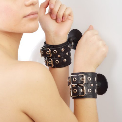 Чёрные наручники с ремешками на присосках Чёрные наручники с ремешками на присосках