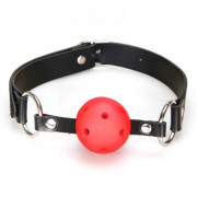 Красный кляп-шарик с отверстиями для дыхания и регулируемым ремешком