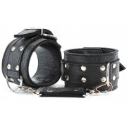 Черные кожаные наручники с пряжкой