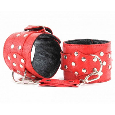 Красные кожаные оковы с клепками Красные кожаные оковы с клепками