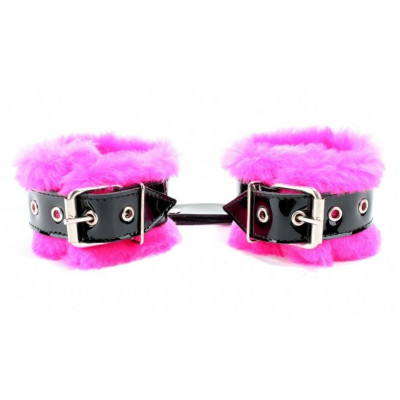 Розовые меховые наручники с ремешками из лакированной кожи Розовые меховые наручники с ремешками из лакированной кожи