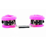 Розовые меховые оковы с ремешками из лакированной кожи