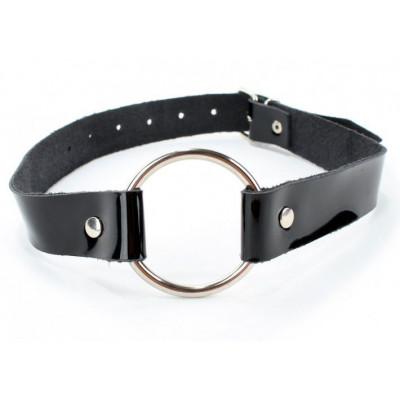 Кляп-кольцо на чёрных лаковых ремешках Кляп-кольцо на чёрных лаковых ремешках