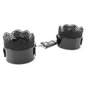 Изысканные чёрные наручники с кружевом