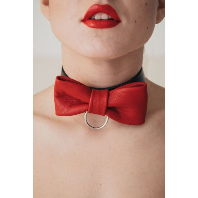 Эффектный красный ошейник-бабочка на черных ремнях Эффектный красный ошейник-бабочка на черных ремнях