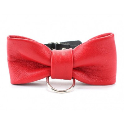 Эффектный красный ошейник-бабочка на черных ремнях Эффектный красный ошейник-бабочка на черных ремнях