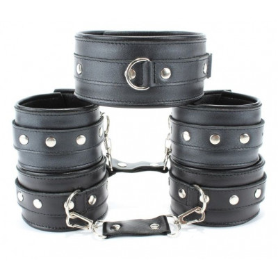 Набор БДСМ-аксессуаров из кожи: ошейник, наручники и оковы Набор БДСМ-аксессуаров из кожи: ошейник, наручники и оковы