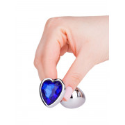Серебристая анальная втулка с синим кристаллом-сердцем - 7 см.