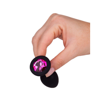 Чёрная анальная втулка с малиновым кристаллом - 7,3 см. Чёрная анальная втулка с малиновым кристаллом - 7,3 см.