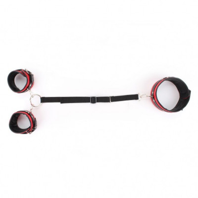 Красно-черная фиксация из перфорированной кожи Красно-черная фиксация из перфорированной кожи